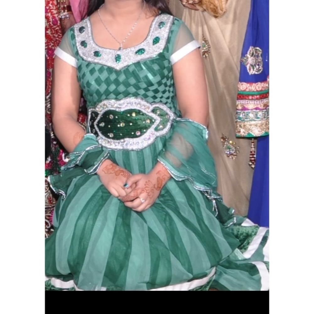 Green gown - Picture 3 of 3